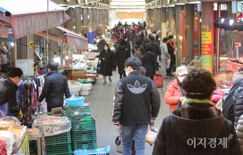 성남시 중원구 현대시장 모습. 고객이 평소 50% 수준이다. 물가는 올랐지만, 소득은 제자리 걸이라 지갑이 얇아져서다. 사진=정수남 기자