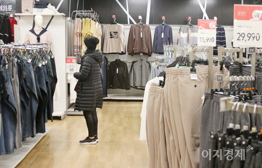 대형마트도 상황은 비슷하다. 서울 잠실에 있는 한 대형마트 의류 매대에 지난 주말 고객이 1명 뿐이다. 사진=정수남 기자