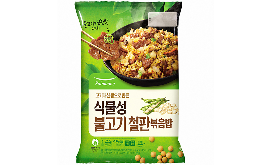 ‘식물성 원료’ 대체육 불고기와 채소 등을 사용해 만든 맛있는 냉동 가정간편식(HMR) ‘식물성 불고기 철판볶음밥’ 사진=풀무원