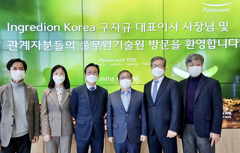 27일 충북 오송 바이오폴리스 풀무원기술원에서 열린 '풀무원기술원-인그리디언 코리아 업무 협약식' 에서 이상윤 풀무원기술원 원장(왼쪽 네 번째)과 구자규 인그리디언 코리아 유한회사  대표이사 사장(사진 왼쪽 다섯 번째)이 ‘식물성조직단백 품질 구현 및 개선을 위한 업무협약(MOU)’을 체결하고, 협약식 후 관계자들과 기념 촬영을 하고 있다. 사진=풀무원