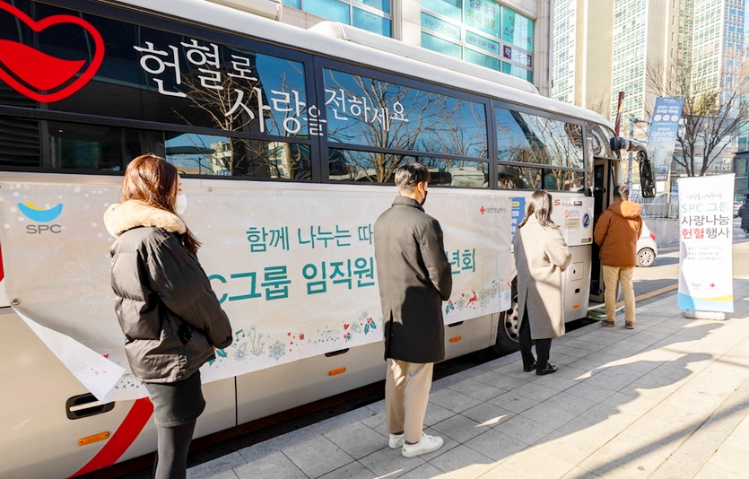 (위부터)서울 서초구 양재동 SPC그룹 사옥에서 진행된 헌혈송년회에 임직원이 헌혈하고 있다. 임직원이 헌혈하기 위해 기다리고 있다. 사진=SPC