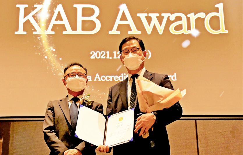 하이트진로 정일석(오른쪽) 상무가 ‘KAB Award’ ESG 경영실천 부문에서 대상을 받고 기념 사진을 찍고 있다. 사진=하이트진로