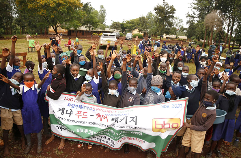 치킨 프랜차이즈 제너시스BBQ 그룹이 올해 마스크, 비상식량, 개인위생 및 방역 물품 등 아프리카 구호 개발 사업을 위해 패밀리(가맹점)와 본사가 함께 조성한 약 3억원의 기금을 기부했다. 사진=제너시스BBQ 