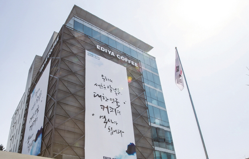 이디야커피는 사회복지공동모금회와 청담종합사회복지관에 물품을 후원하며 ‘이디야의 동행’을 진행했다. 사진=이디아커피