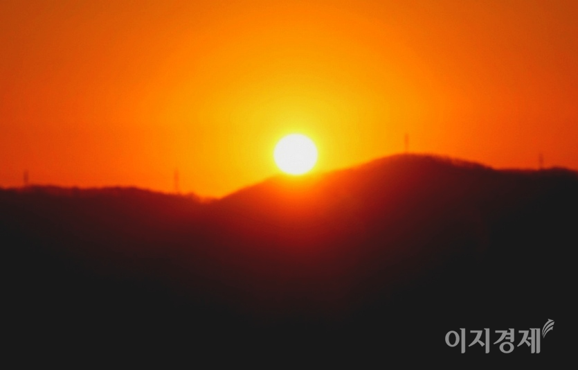 경기도 성남시 수정구 영장산에서 바라본 임인년 첫 해가 07시 47분께 검단산 위로 솓아 오르고 있다. 사진=정윤서 기자