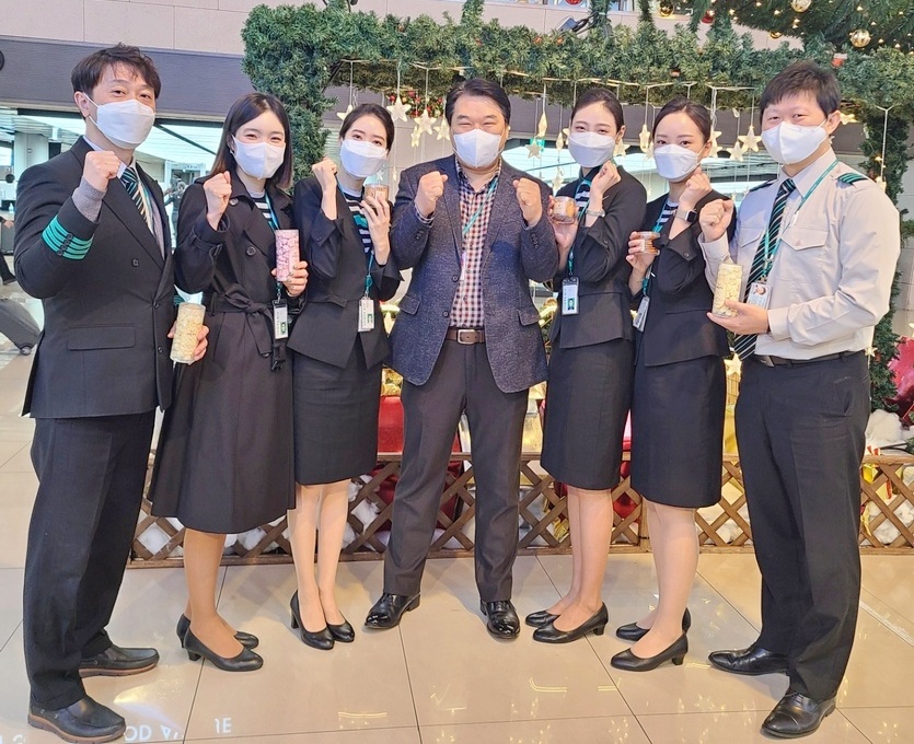 에어서울 조진만(가운데) 대표가 임인년 새해를 맞아 1일 김포공항에 머물며 현장 직원을 격려했다. 사진=에어서울