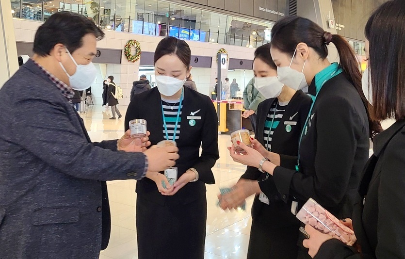 조 대표가 직원들에게 간식을 건네고 있다. 사진=에어서울