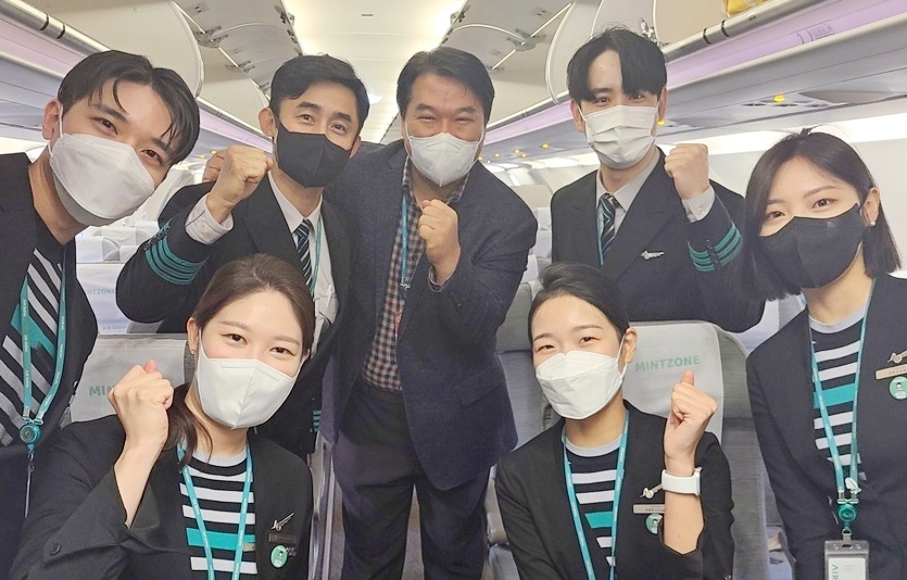 조 대표가 1일 마지막 운항편 기내에서 직원들과 구호를 외치고 있다. 사진=에어서울