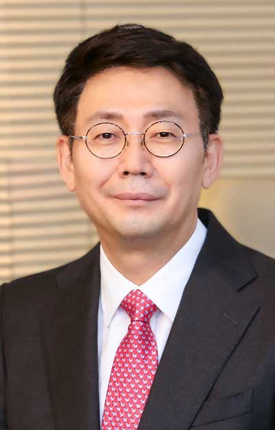 제너시스BBQ는 이달 1일 네슬레, 크래프트, 씨티은행 등 다국적 대기업에서 마케팅과 유통경험이 풍부한 이승재 대표이사 사장(55)을 영입했다.