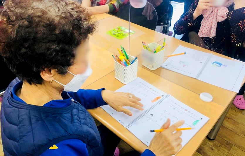 치매 초기 노인들이 기억학교에서 일기를 쓰고 있다. 사진=동행복권