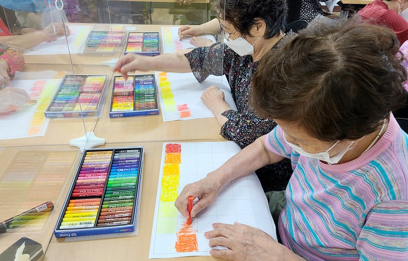 기억학교에서 노인들이 미술 치료를 받고 있다 사진=동행복권