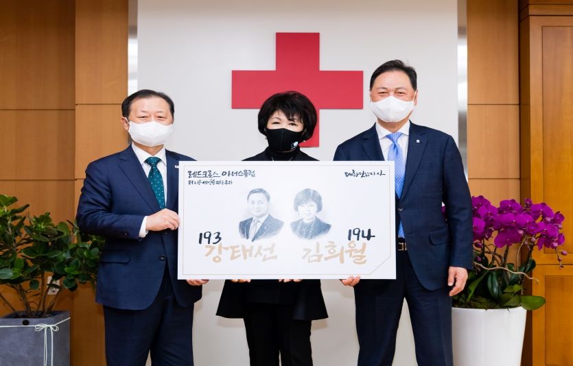 비와이엔블랙야크의 강태선 회장 부부가 대한적십자사 고액기부자단체인 '레드크로스아너스클럽'에 올해 첫 회원으로 가입했다. 사진=블랙야크