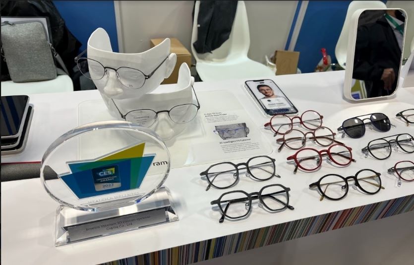 브리즘은 CES 2022에서 3D 맞춤형 안경 제품 전시하고 앱을 통한 주문시스템을 선보였다. 사진=프리즘