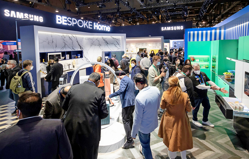 삼성전자의 고객 맞춤형 가전인 ‘비스포크 홈’을 살피는 관람객들. 사진=삼성전자