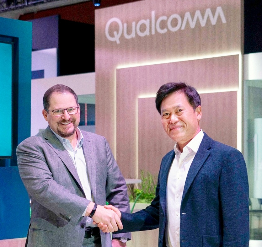 (오른쪽부터)박정호 부회장이 퀄컴의 크리스티아노 아몬 사장 겸 CEO와 반도체와 메타버스, 스마트팩토리 등 사업에서 협력을 논의했다. 사진=SK하이닉스