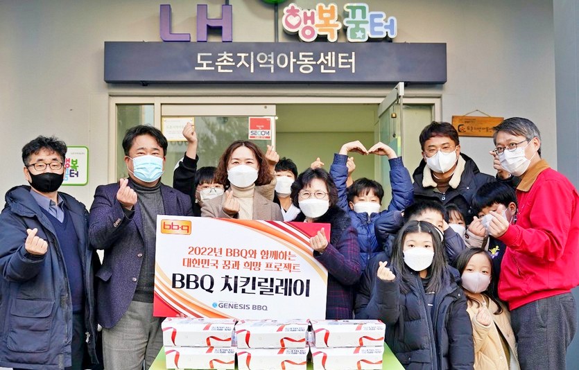 BBQ가 경기도 성남시에 있는 아동복지시설 ‘행복꿈터’에 치킨 30마리를 최근 제공하고, 올해 첫 ‘치킨릴레이’를 시작했다. 사진=BBQ