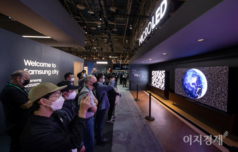 삼성전자가 전 세계에 독보적인 기술력을 입증했다. 미국 라스베이거스의 컨벤션 센터, 삼성전자 전시관에서 '마이크로 LED' 제품을 참가자들이 살펴보는 모습. 사진=삼성전자