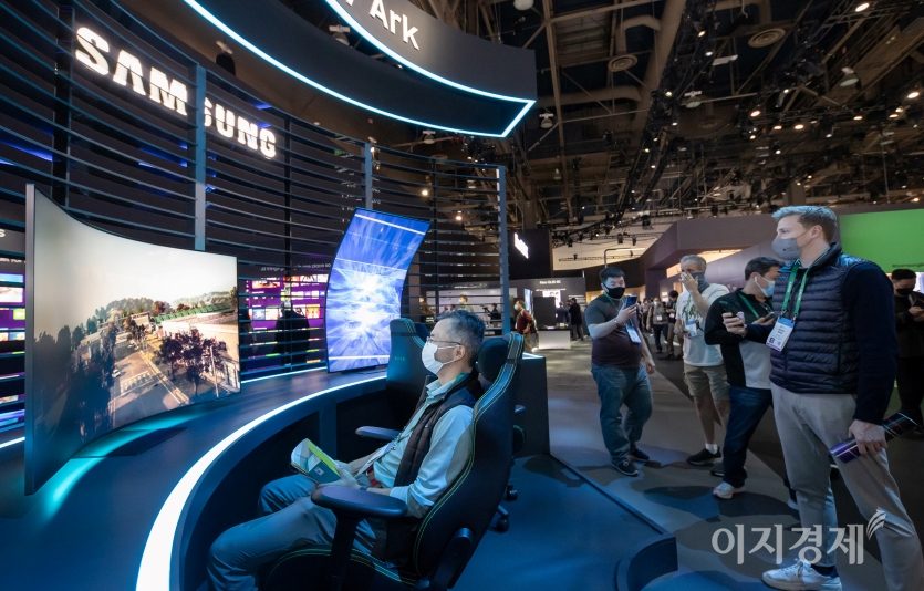 미국 라스베이거스의 컨벤션 센터, 삼성전자 전시관에서 '오디세이 아크'를 참가자들이 체험하고 있다. 사진=삼성전자