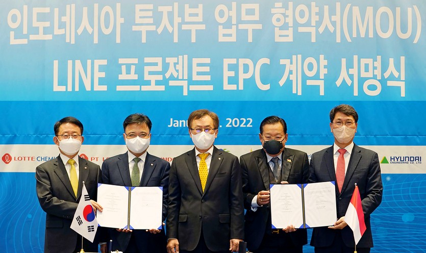 롯데건설 (왼쪽부터)하석주 대표이사, 롯데케미칼 기초소재사업 황진구 대표, 롯데케미칼 대표이사 김교현 부회장, 간디 술리스티얀토 주한 인도네시아 대사, 현대엔지니어링 홍현성 플랜트사업본부장 등이 인도네시아 LINE 프로젝트 계약 체결 후 기념 사진을 찍고 있다. 사진=양사