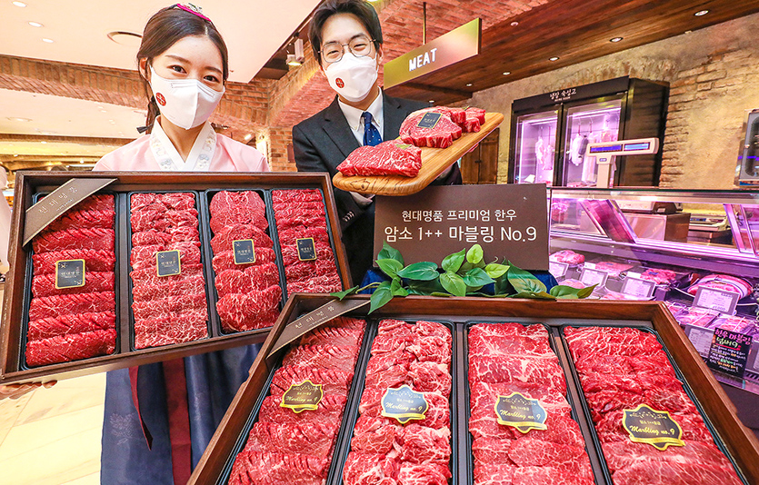 서울 강남구에 위치한 현대백화점 압구정본점에서 직원들이 '현대명품 한우 넘버나인'을 소개하고 있는 모습. 사진=현대백화점