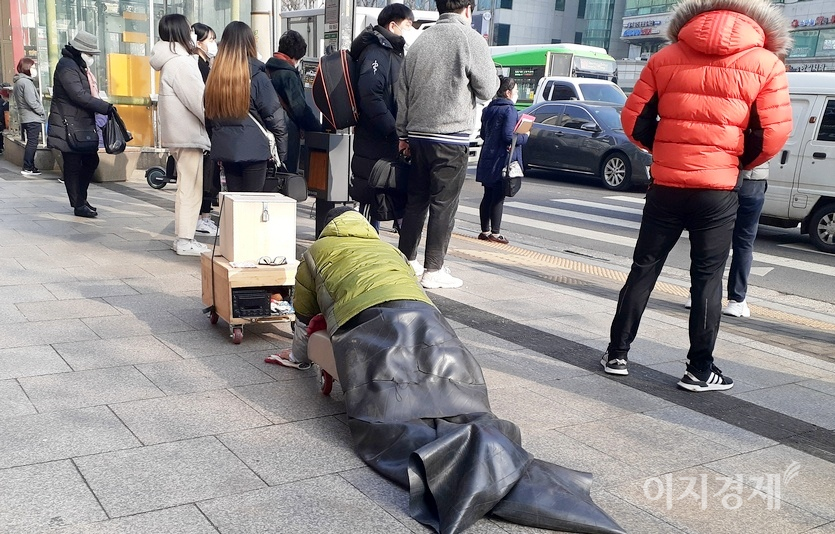 서울지하철 4호선 이수역 인근 인도다. 장애인이 구걸을 하고 있지만, 행인들은 모두 등을 돌리고 있다. 사진=김진이 기자
