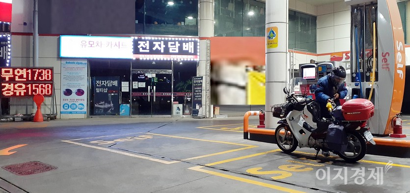 성남시 중원구 산성대로 구간에 있는 한 셀프주유소의 (위부터)지난해 11월 11일 유가와 이달 10일 유가. 2개월 사이 3.5%(61원), 2%(31원) 인하에 그쳤다. 사진=정수남 기자