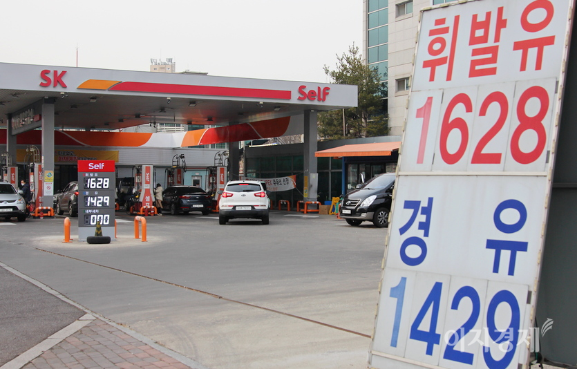 위 주유소에서 직선으로 1.8㎞ 떨어진 중원구 둔촌대로에 있는 한 셀프주유소 유가의 같은 기간 유가. 각각 14.1%(267원), 10%(159원) 내렸다. 사진=정수남 기자