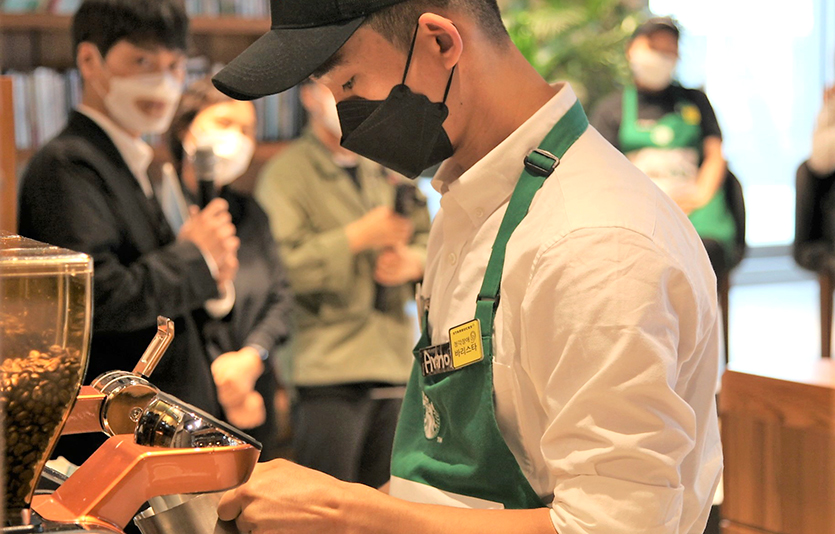 스타벅스 코리아는 한국장애인고용공단과 함께 이달 13일까지 장애인 바리스타 지원자를 모집한다. 스타벅스 장애인 바리스타 챔피언십 우승자 김동민 파트너. 사진=스타벅스
