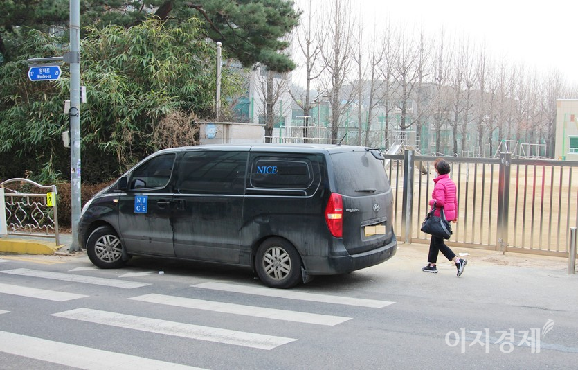 현금 수송 차량도 불법주정차하고 있다. 사진=정윤서 기자