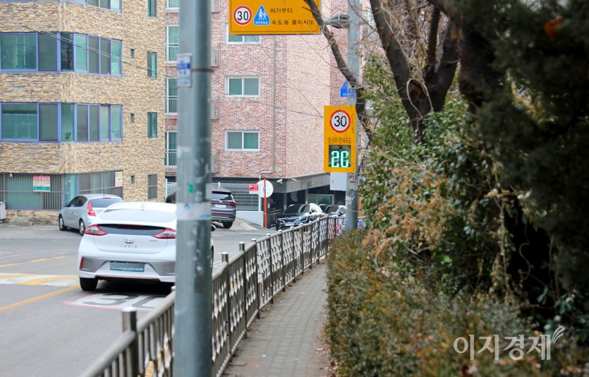 국산 전기자동차가 스쿨존 속도를 준수해 달리고 있다. 감시카메라가 있어서다. 사진=정윤서 기자