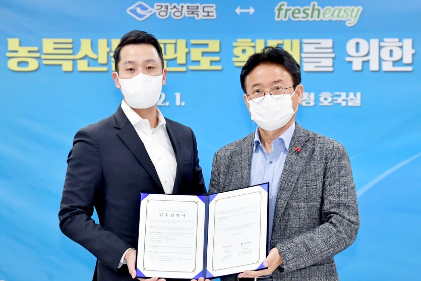 (왼쪽부터)프레시지 정중교 대표와 이철우 경상북도 도지사가 업무협약을 체결하고 기념사진을 찍고 있다. 사진=프레시지