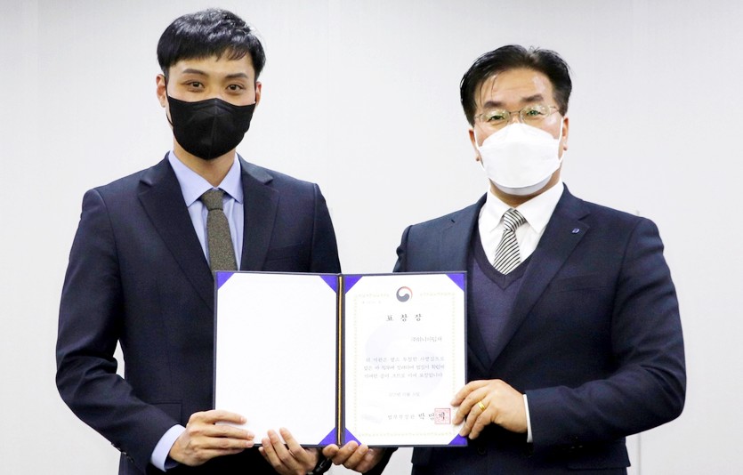 (오른쪽부터)위니아딤채 조경형 상무, 법무부 보호정책과 김동하 사무관이 기념 사진을 찍고 있다. 사진=위니아딤채