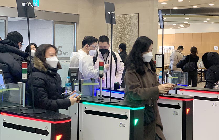 국내 코로나19 신규 확진자 수가 감소세를 유지하면서 9일 위중증 환자 수가 700명대로 내려왔다. 신규 확진자는 나흘 연속 3000명대로 집계됐다. 이달 6일 강남성모병원, 방문자들이 방역기준에 맞춰 입장하고 있다. 사진=김성미 기자