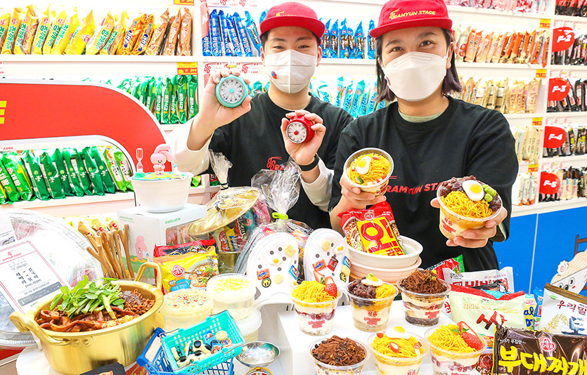 현대백화점은 12일부터 4월 30일까지 서울 영등포구 더현대 서울 지하 1층 원바이 위쿡 매장에서 ‘88라면 스테이지’ 팝업스토어를 운영한다. 사진=현대백화점