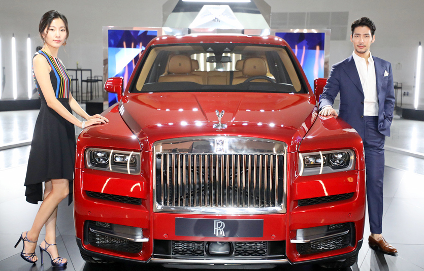 극 초반 마약 조직을 이끄는 나영빈은 롤스로이스 SUV 검정 컬리넌을 탄다. 2018년 컬리넌 한국 출시행사 모습. 사진=뉴시스