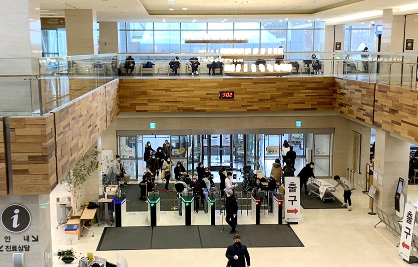 7일 중앙방역대책본부는 이날 0시 기준으로 코로나19 신규 확진자가 3717명 늘어 누적 확진자 수가 65만7508명이라고 밝혔다. 방역기준에 따라 입장하고 있는 강남성모병원. 사진=김성미 기자