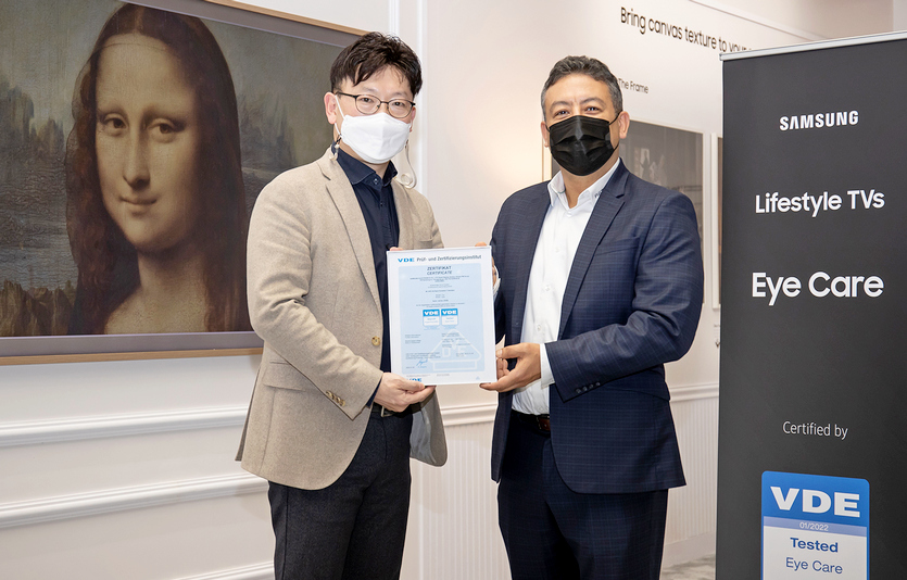 삼성전자 상디스플레이사업부 개발팀장 (왼쪽부터)용석우 부사장과 VDE 체리프 케디르 북미 VDE 사장이 CES 행사장에서 기념 사진을 찍고 있다. 사진=삼성전자