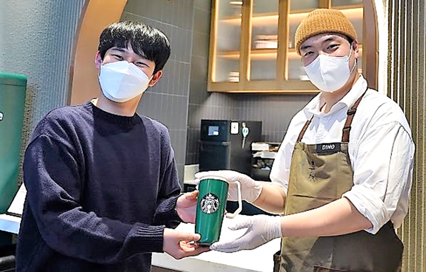 스타벅스코리아는 13일부터 개인컵을 이용하면 할인해주는 금액을 기존 300원에서 400원으로 높인다고 밝혔다. 사진=스타벅스코리아