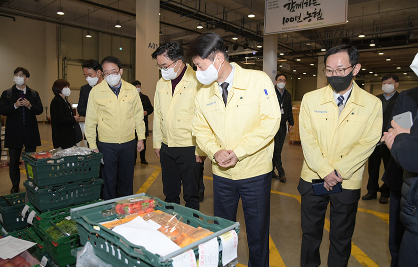 김강립 식품의약품안전처장은 13일 설을 앞두고 경기도 안성시에 있는 농협 농식품 물류센터를 방문해 선물과 제사용 농산물 안전관리 실태와 코로나19 방역관리 상황을 점검했다. 사진=식품의약품안전처