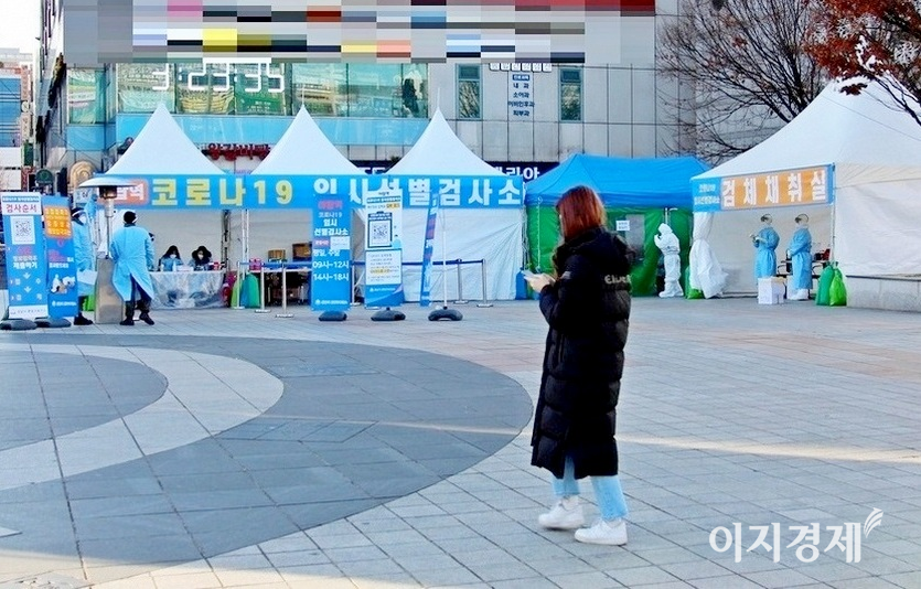 코로나19 유행이 둔화되고 있는 가운데 9일 신규 확진자는 3376명, 위중증 환자는 821명으로 집계됐다. 경기 성남 분당구 야탑역 인근 선별검사소. 사진=김보람 기자