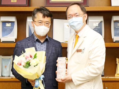 (왼쪽부터)박현종 회장과 삼성서울병원 박승우 원장이 감사패 전달 후 기념사진을 찍고 있다. 사진=bhc그룹