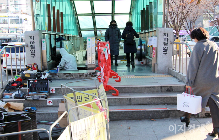 지하철 7호선 내방역 6번 출구 에스컬레이터다. 최근 고장 수리 중이다. 사진=정윤서 기자