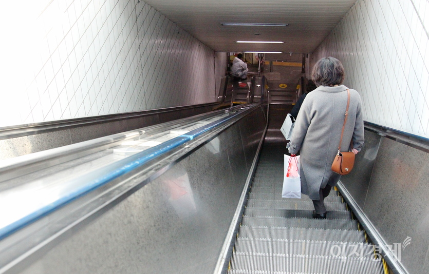 에스컬레이터 계단은 상대적으로 높고 가파르다. 노약자, 혹은 힐을 신은 여성 등이 멈춘 에스컬에리터를 내려가기가 다소 위험한 이유다. 사진=정윤서 기자