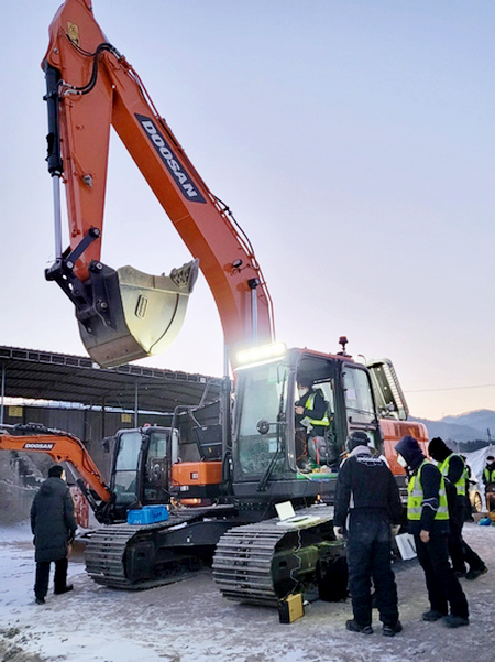 현대두산인프라코어, 현대건설기계 임직원이 굴착기에 대한 혹한지 작업 성능을 실시하고 있다. 사진=현대뉴제인