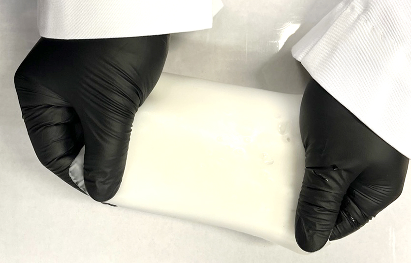 SK이노베이션이 미국 조지아 공대(Georgia Tech) 이승우 교수진과 차세대 전고체 배터리에 관해 협력한다. 사진은 고체 전해질. 사진=SK이노베이션