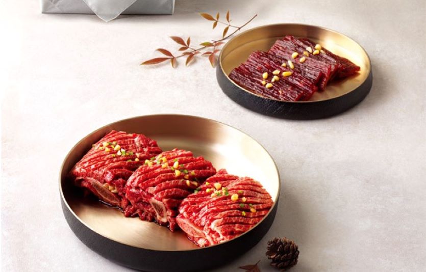 한우전문점 창고43은 구이, 불고기, 갈비 등으로 구성된 설 선물세트를 출시했다. 사진=bhc