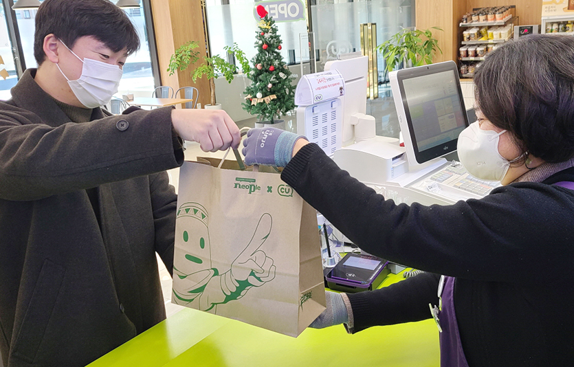 BGF리테일과 네오플이 비닐봉지 사용량 감축을 위한 친환경 캠페인을 전개한다. 사진=BGF리테일