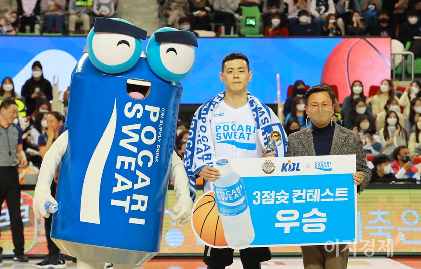 KGC인삼공사 정관장 프로농구 올스타전에서 (오른쪽부터)조익성 동아오츠카 대표이사가 포카리스웨트 3점슛 대회 우승자인 창원 LG 세이커스 이관희 선수에게 200만원의 상금을 수여하고 있다. 사진=이승렬 기자.