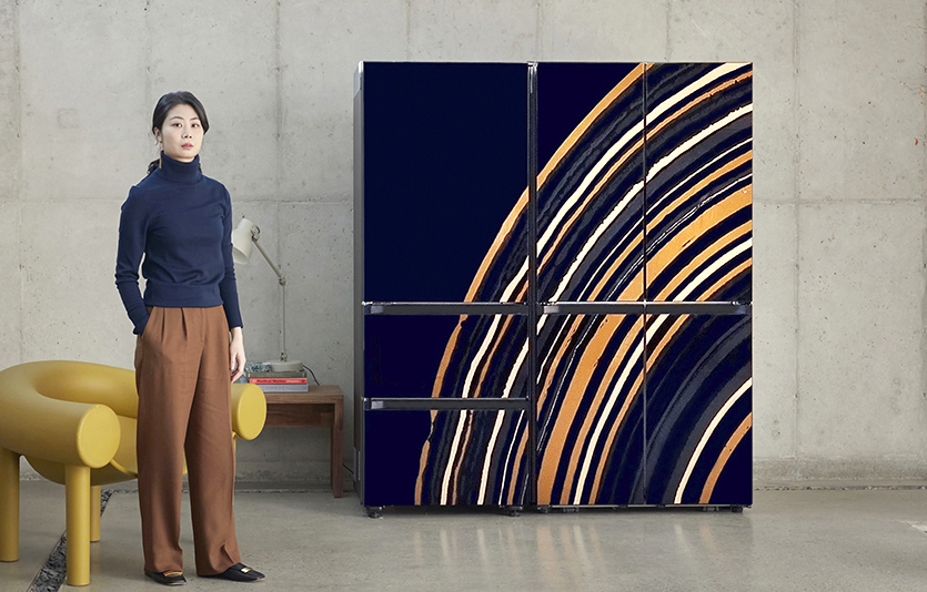 삼성전자는 ‘비스포크 냉장고’의 디자인 공모전인 ‘#BESPOKE랑데뷰’에서 대상을 수상한 작품을 실제 냉장고 패널로 선보인다. 삼성전자는 소비자들이 냉장고 도어 패널에 자신만의 취향과 개성을 담은 디자인을 적용하고 싶어하는 소비자들의 니즈를 반영해 2019년 8월부터 11월까지 디자인 공모전을 진행했다. 사진=삼성전자