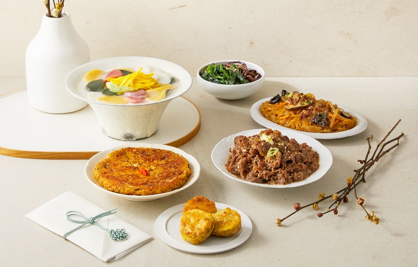 현대그린푸드의 보양식 전문 브랜드 그리팅의 가정간편식을 활용한 설 상차림. 사진=현대그린푸드